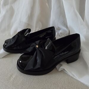 KARL LAGERFELD PARIS Camilia Patent Leather Bow Detail Loafer Pumps